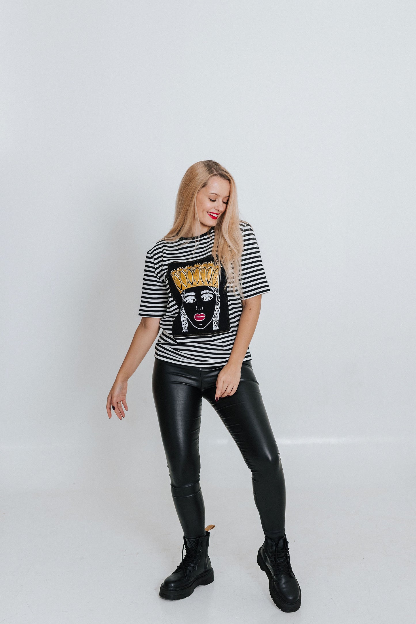 STRIPED T-SHIRT WITH PAINTING GOLDEN CROWN