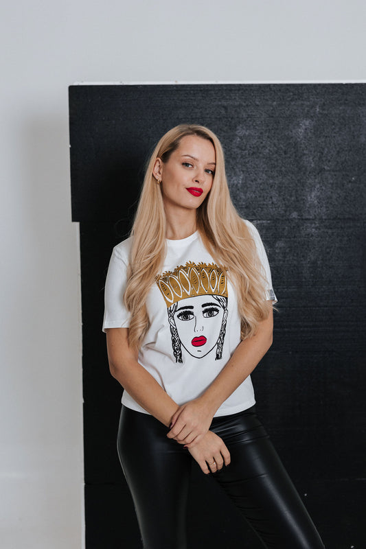 GIRL WITH A CROWN AND RED LIPS